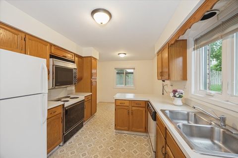 Tiny photo for 546 Banyon Lane #B, La Grange, IL 60525 (MLS # 12674932)
