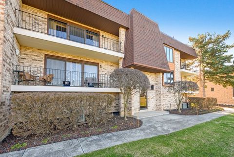 Tiny photo for 15704 Deerfield Court #2N, Orland Park, IL 60462 (MLS # 12627524)