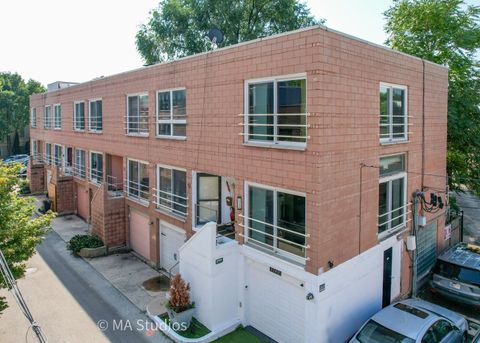 Photo of 1140 W Newport Avenue #H, Chicago, IL 60657 (MLS # 12478322)