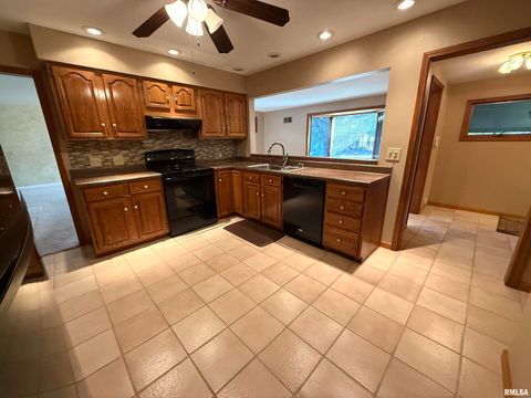 Tiny photo for 212 S 12TH Street, Herrin, IL 62948 (MLS # EB460325)