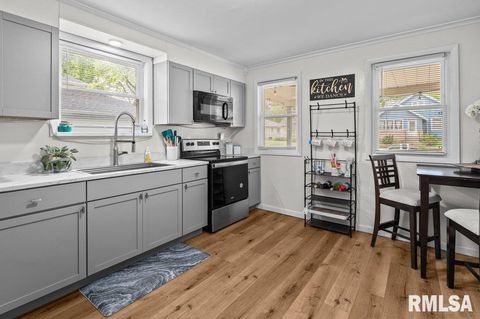 Tiny photo for 2611 GRAND Avenue, Davenport, IA 52803 (MLS # QC4268178)