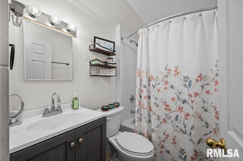 Tiny photo for 2611 GRAND Avenue, Davenport, IA 52803 (MLS # QC4268178)