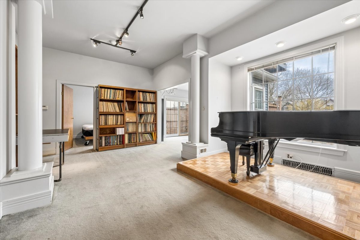 2149 W Eastwood Avenue