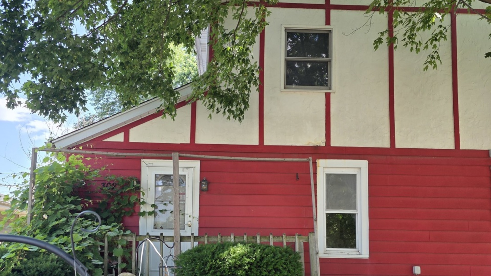 302 Dee Road