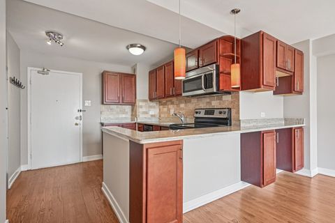 Tiny photo for 2909 N SHERIDAN Road #908, Chicago, IL 60657 (MLS # 12432626)