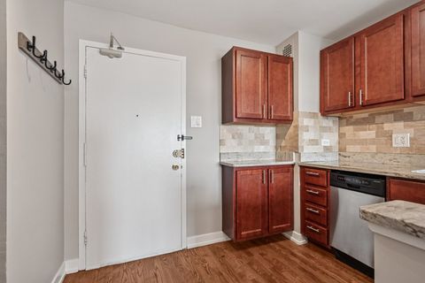 Tiny photo for 2909 N SHERIDAN Road #908, Chicago, IL 60657 (MLS # 12432626)