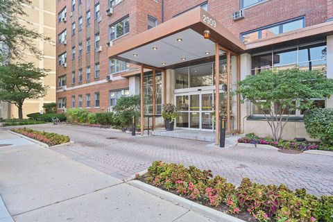 Tiny photo for 2909 N SHERIDAN Road #908, Chicago, IL 60657 (MLS # 12432626)
