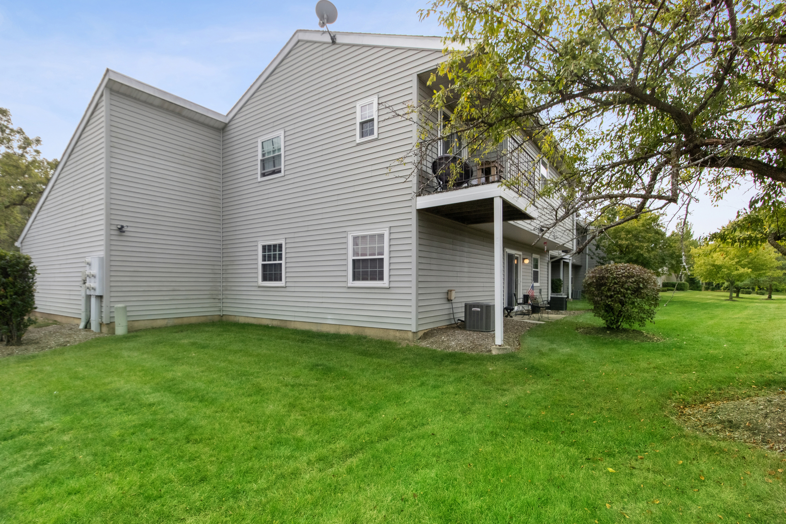 Streamwood, Illinois 60107, United States, 2 Bedrooms Bedrooms, ,1 BathroomBathrooms,Residential,Active,240115