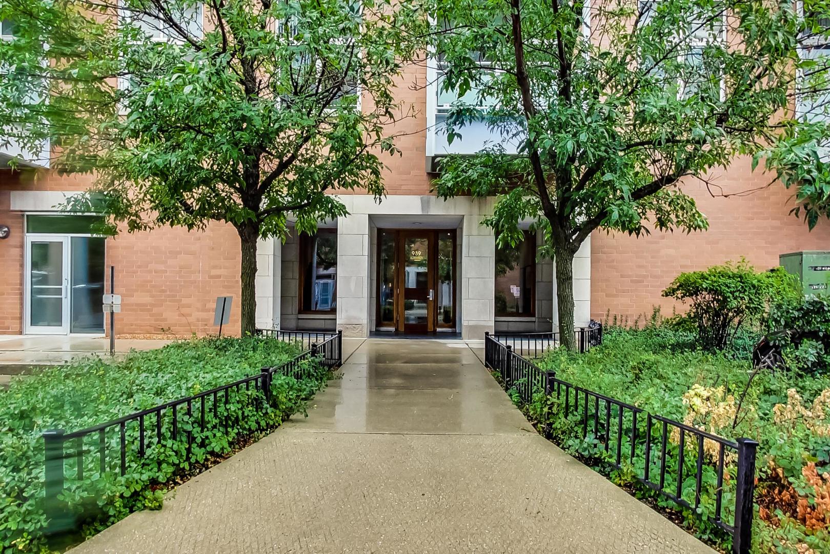 939 W Madison Street 504