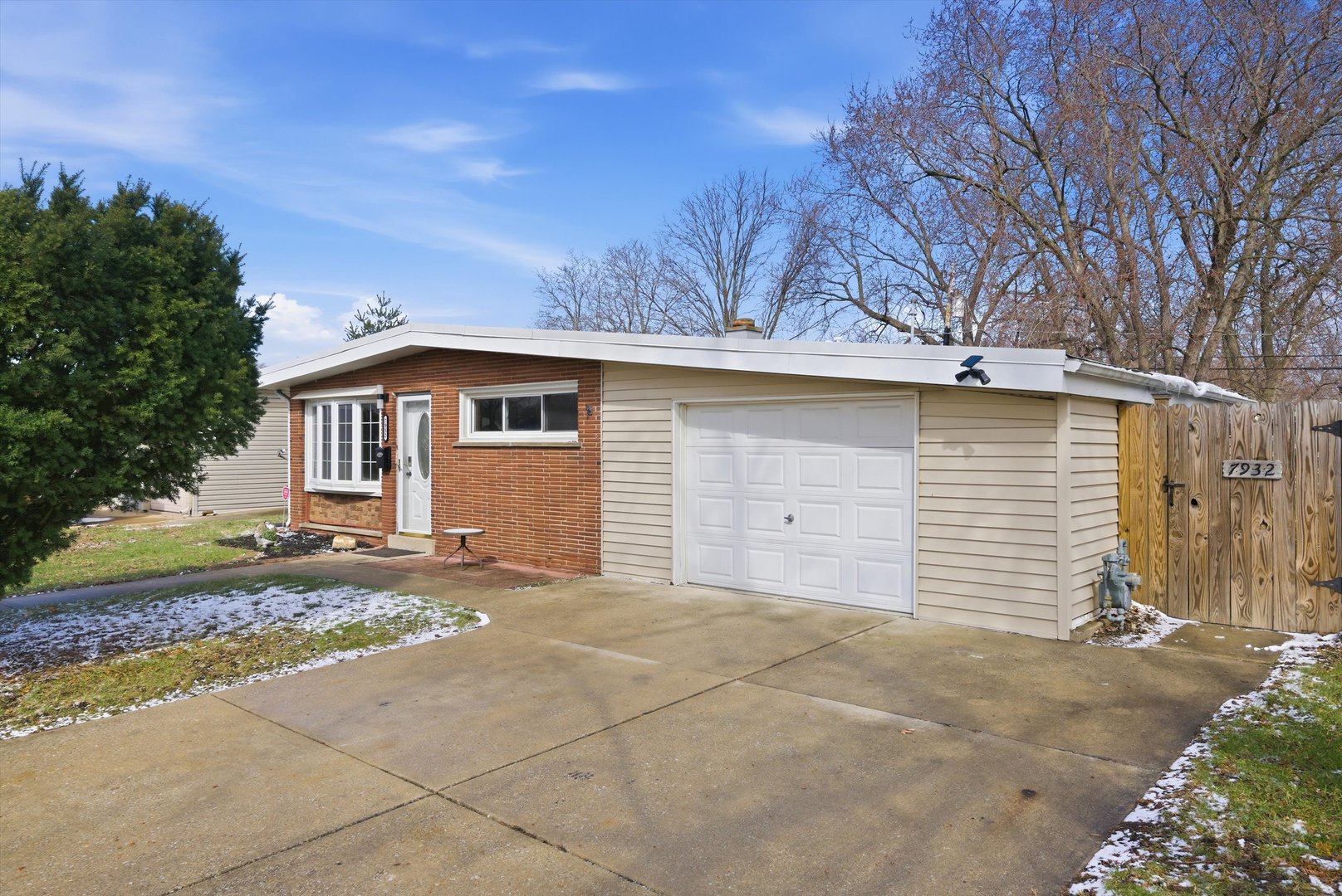 7932 W 98th Place