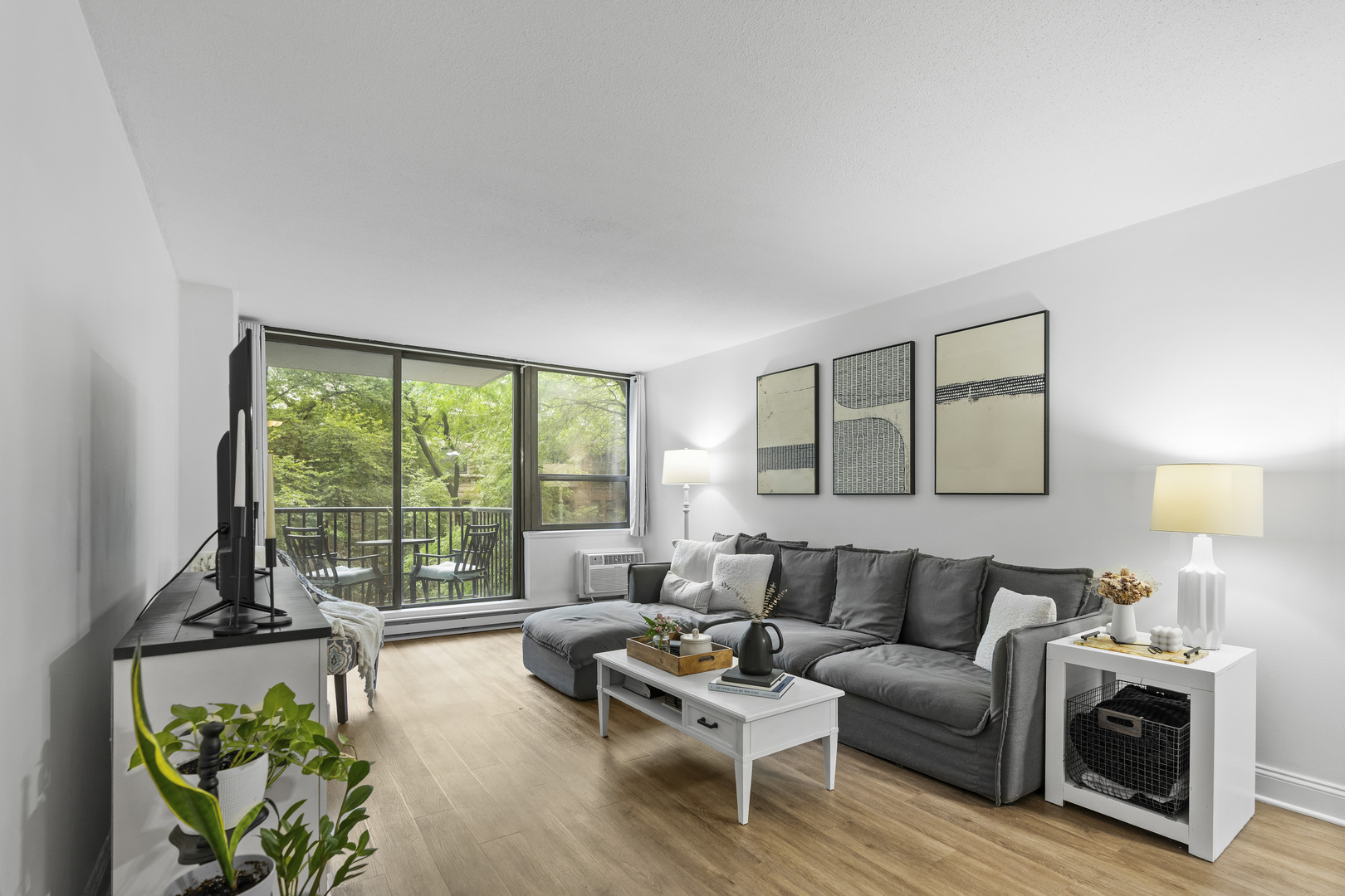 2740 N Pine Grove Avenue 3D