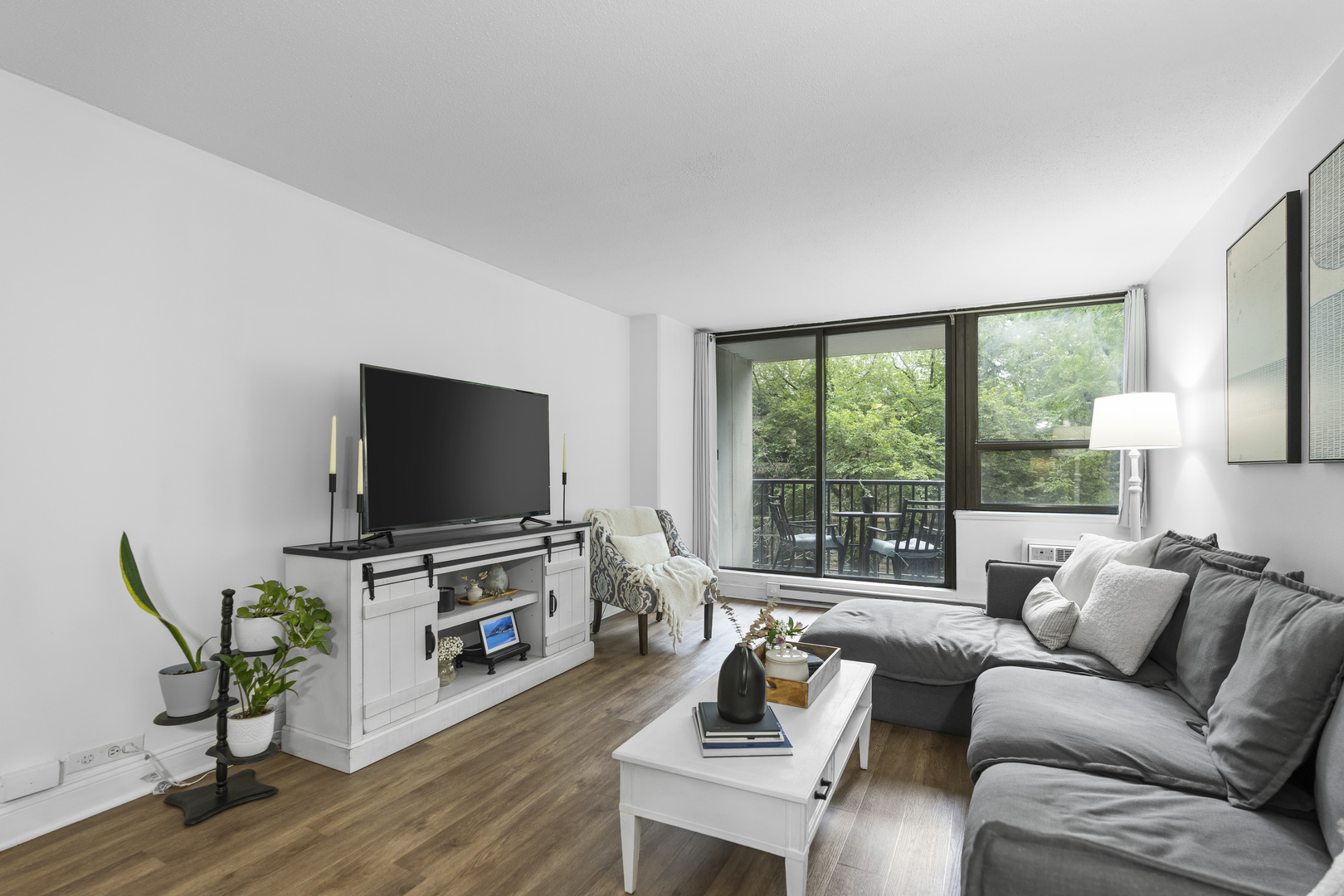 2740 N Pine Grove Avenue 3D