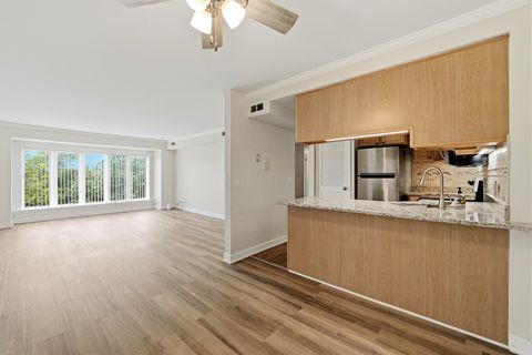 Tiny photo for 75 6th Avenue #304, La Grange, IL 60525 (MLS # 12643385)