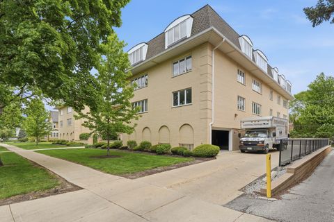 Tiny photo for 75 6th Avenue #304, La Grange, IL 60525 (MLS # 12643385)