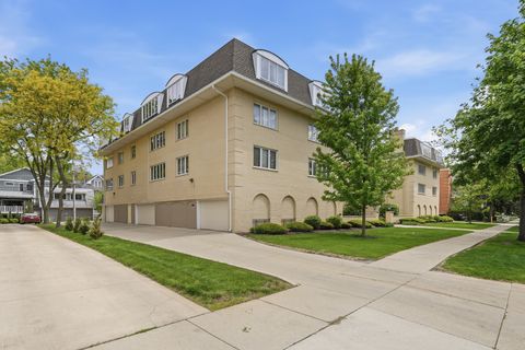 Tiny photo for 75 6th Avenue #304, La Grange, IL 60525 (MLS # 12643385)