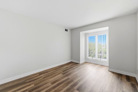 Tiny photo for 75 6th Avenue #304, La Grange, IL 60525 (MLS # 12643385)