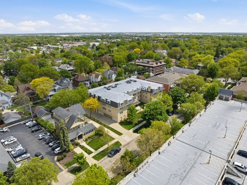 Tiny photo for 75 6th Avenue #304, La Grange, IL 60525 (MLS # 12643385)