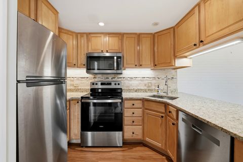 Tiny photo for 75 6th Avenue #304, La Grange, IL 60525 (MLS # 12643385)