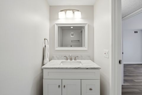 Tiny photo for 75 6th Avenue #304, La Grange, IL 60525 (MLS # 12643385)