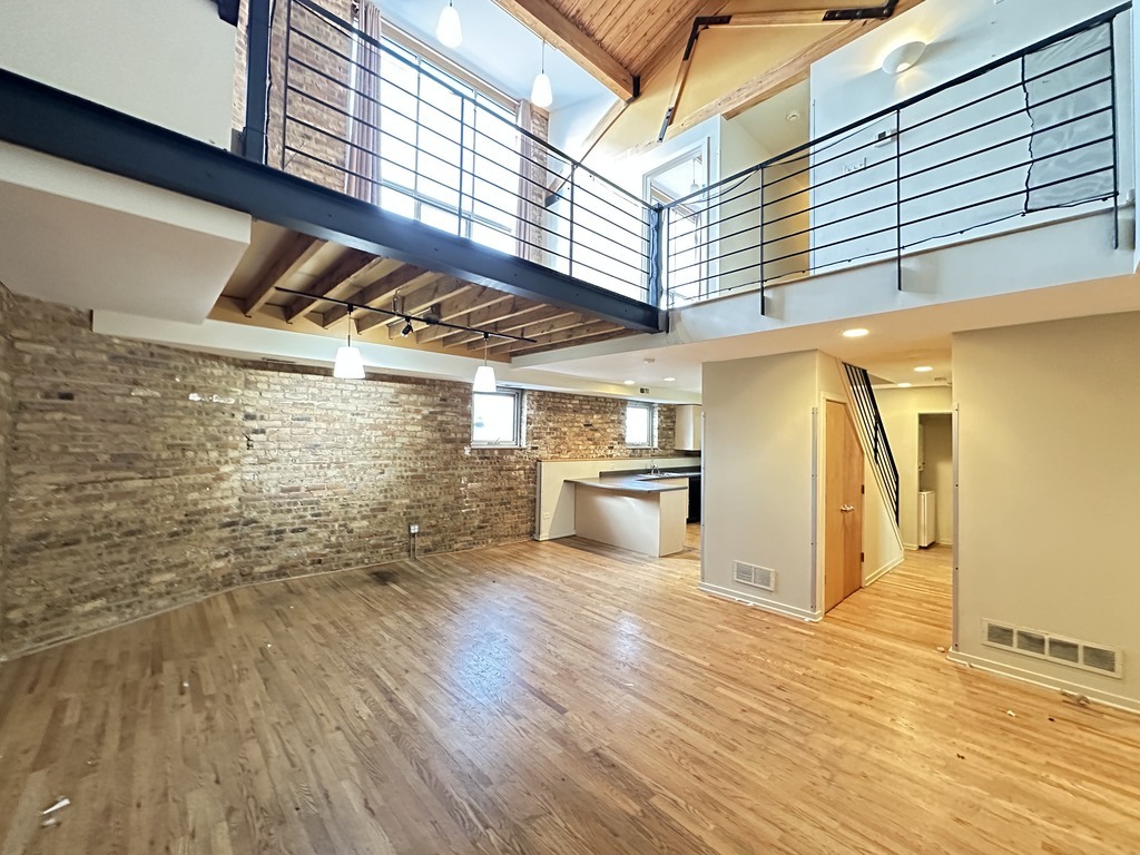 933 W Irving Park Road C