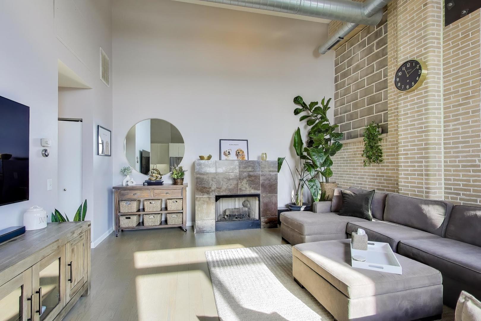 1521 W Haddon Avenue 4F