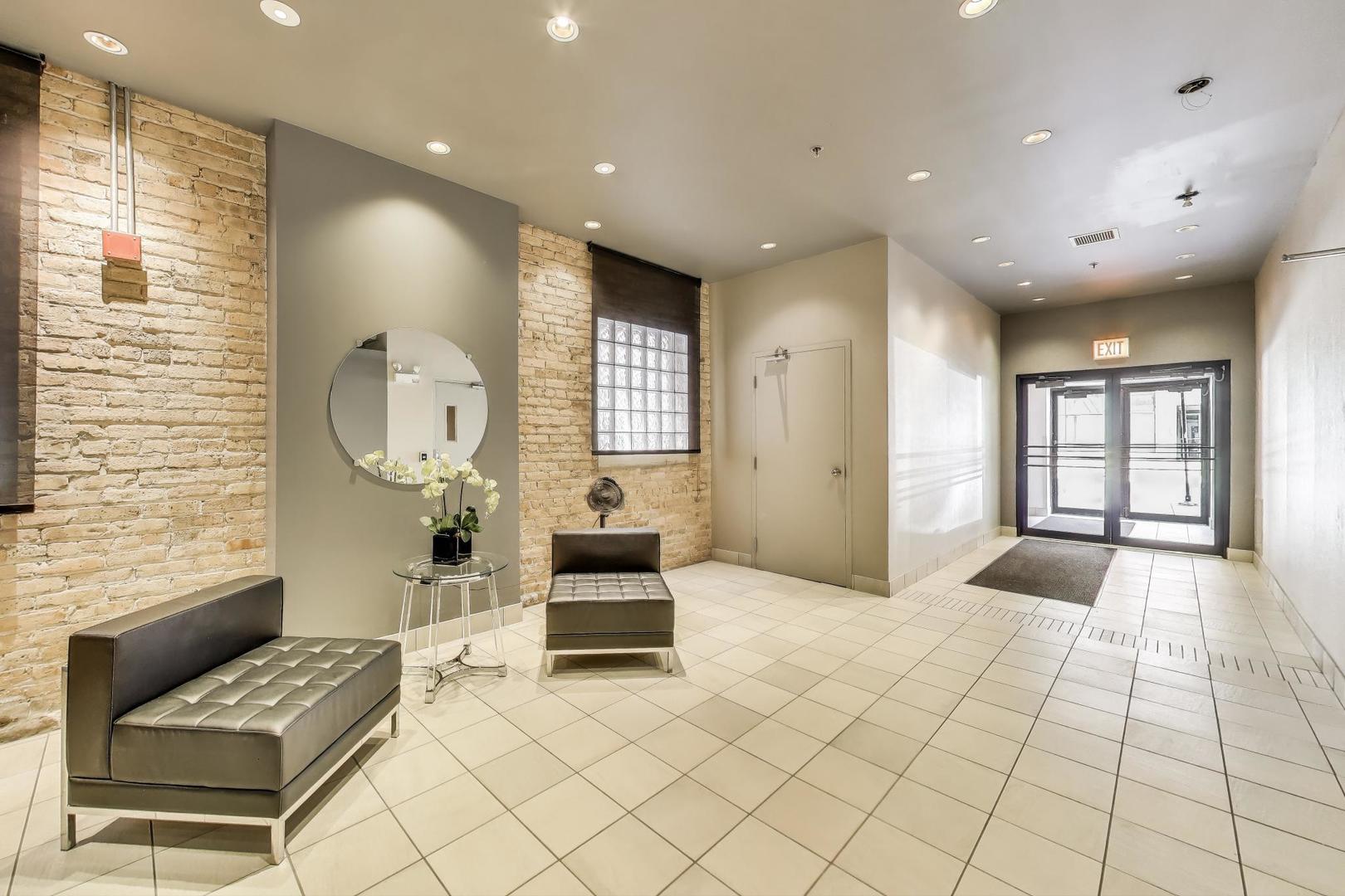 843 W Adams Street 402