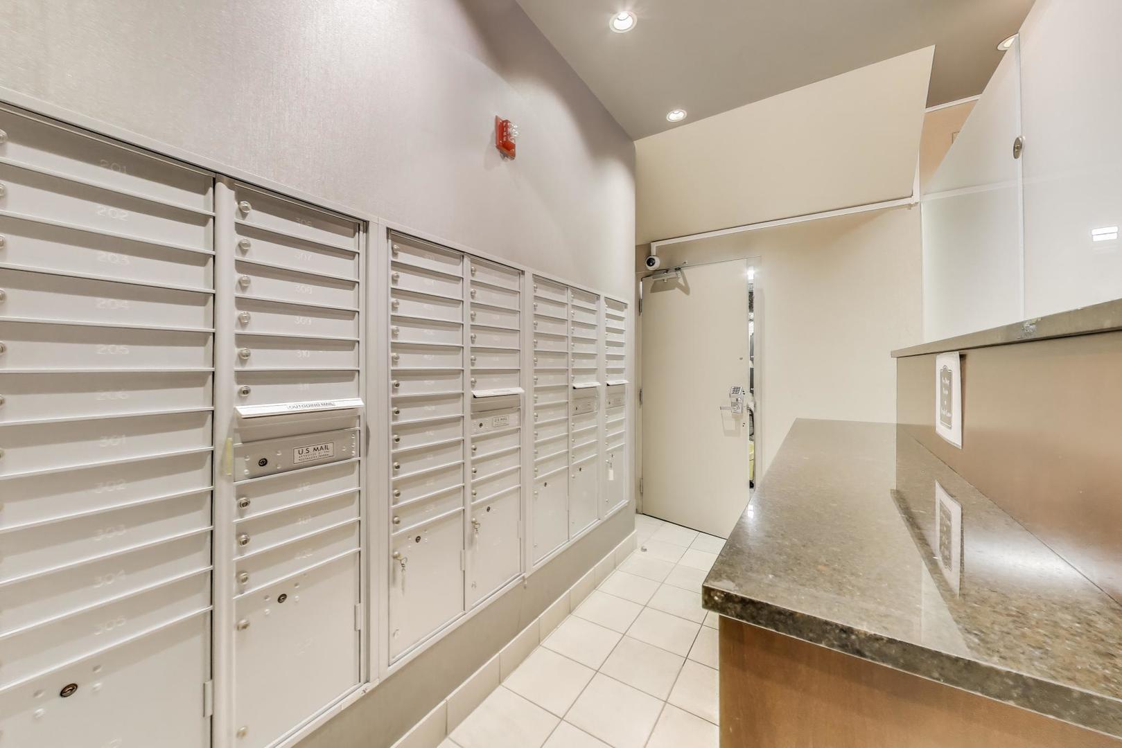 843 W Adams Street 402