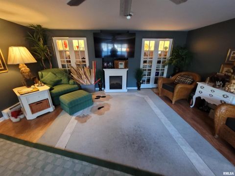 Tiny photo for 321 W Boone Street, Salem, IL 62881 (MLS # EB460090)