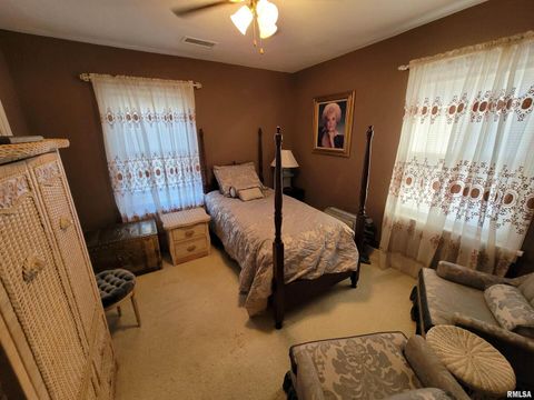 Tiny photo for 321 W Boone Street, Salem, IL 62881 (MLS # EB460090)