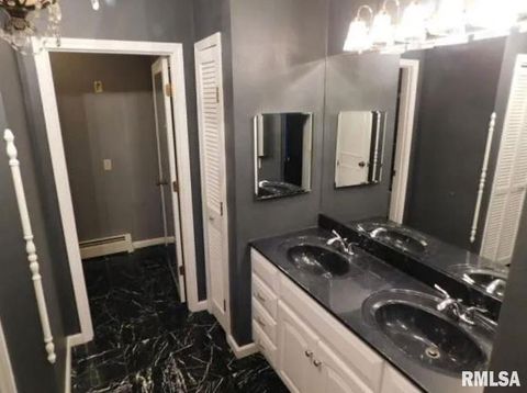 Tiny photo for 321 W Boone Street, Salem, IL 62881 (MLS # EB460090)