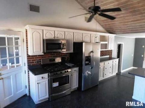 Tiny photo for 321 W Boone Street, Salem, IL 62881 (MLS # EB460090)