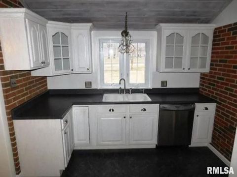 Tiny photo for 321 W Boone Street, Salem, IL 62881 (MLS # EB460090)