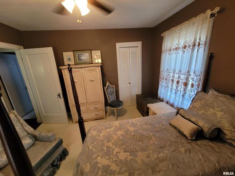 Tiny photo for 321 W Boone Street, Salem, IL 62881 (MLS # EB460090)