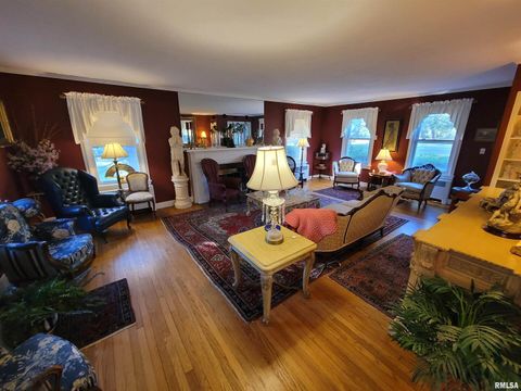 Tiny photo for 321 W Boone Street, Salem, IL 62881 (MLS # EB460090)