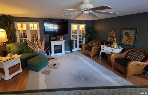 Tiny photo for 321 W Boone Street, Salem, IL 62881 (MLS # EB460090)