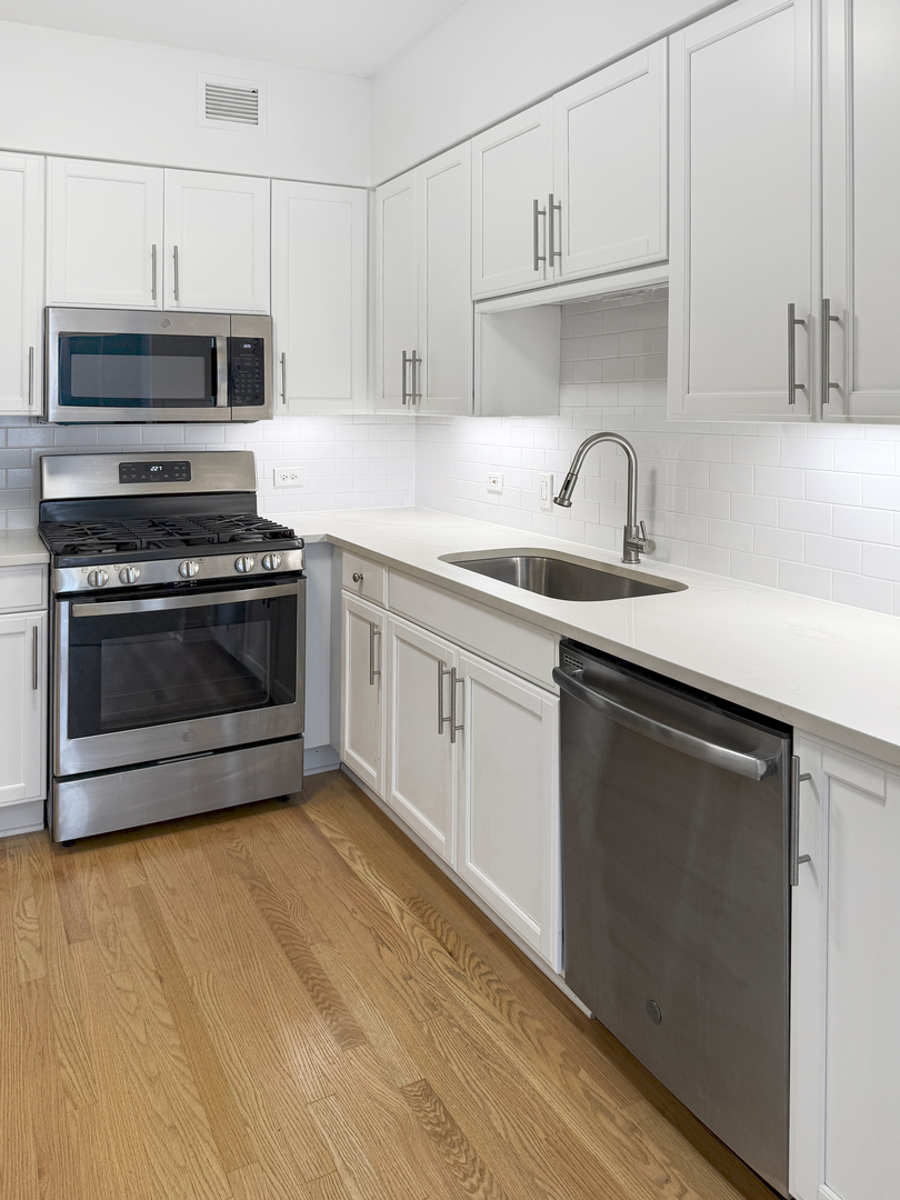 Chicago, Illinois 60611, United States, 1 Bedroom Bedrooms, ,1 BathroomBathrooms,Residential,Contingent,251106