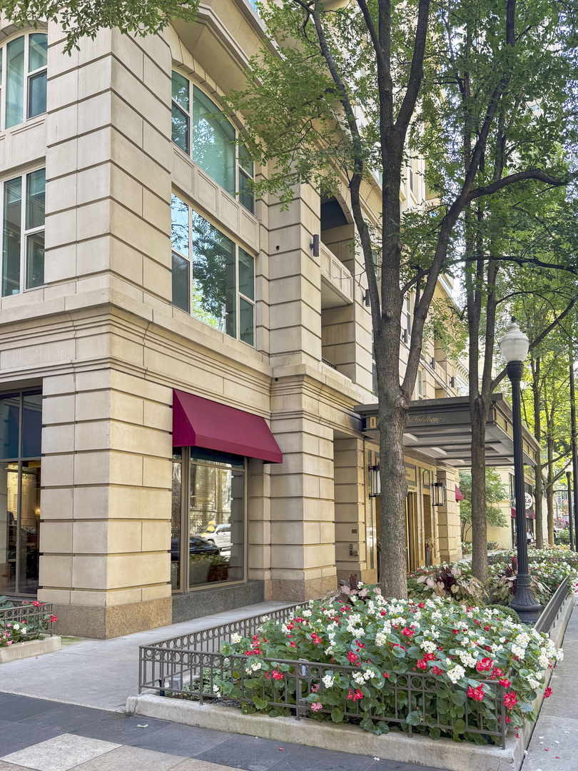 25 E Superior Street 902