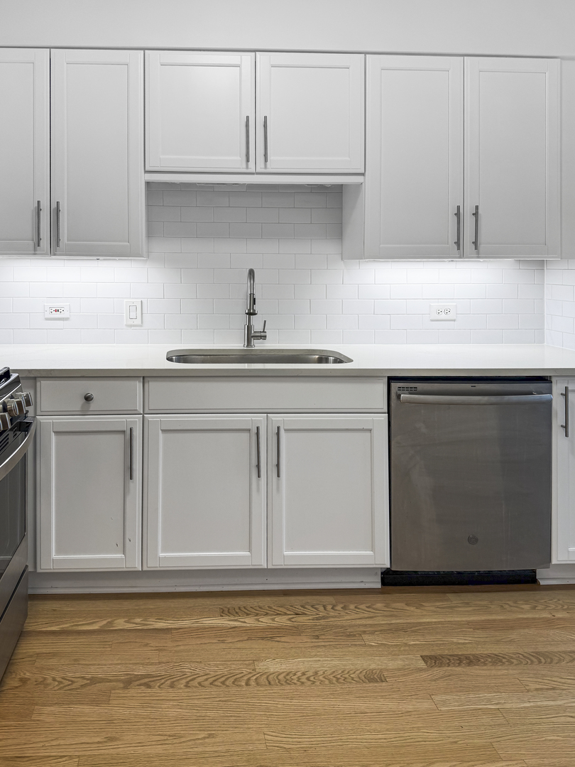 Chicago, Illinois 60611, United States, 1 Bedroom Bedrooms, ,1 BathroomBathrooms,Residential,Contingent,251106