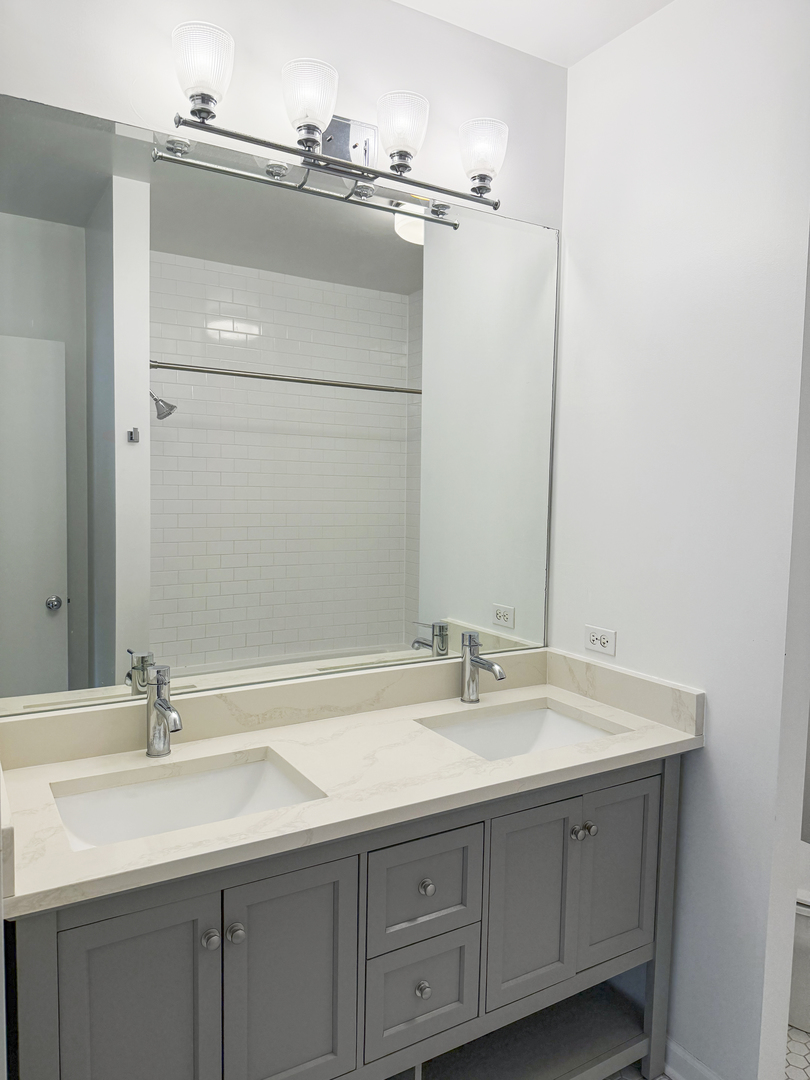 Chicago, Illinois 60611, United States, 1 Bedroom Bedrooms, ,1 BathroomBathrooms,Residential,Contingent,251106