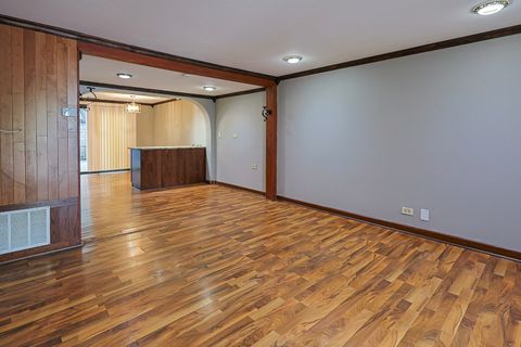 Tiny photo for 2021 BERKSHIRE Circle #B, Carpentersville, IL 60110 (MLS # 12487769)