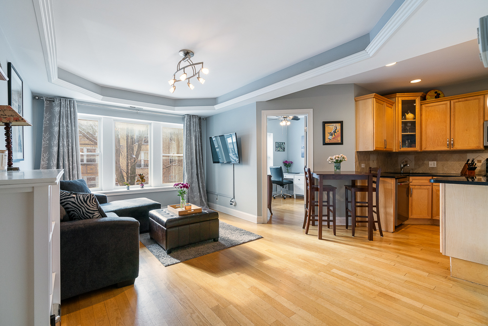 3654 W Belle Plaine Avenue 303