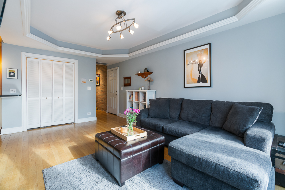 3654 W Belle Plaine Avenue 303