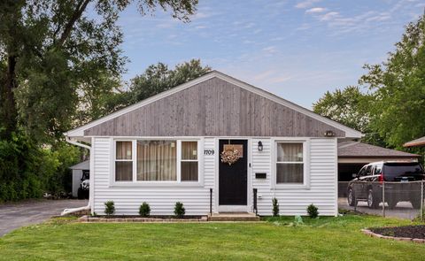 Photo of 1709 13TH Street, Waukegan, IL 60085 (MLS # 12452896)