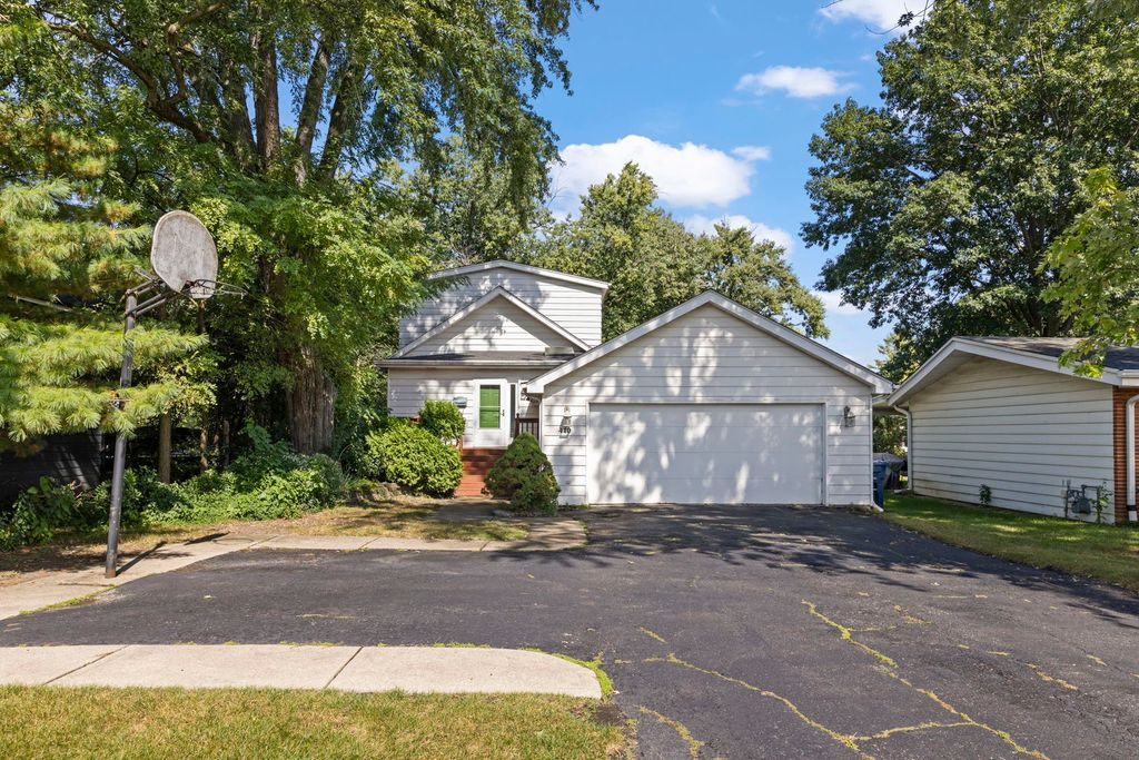 Photo for 410 Chicago Avenue, Clarendon Hills, IL 60514 (MLS # 12466695)
