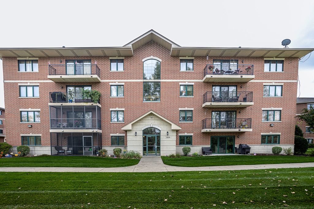 Photo for 6830 W WINDING Trail #102, Oak Forest, IL 60452 (MLS # 12495096)
