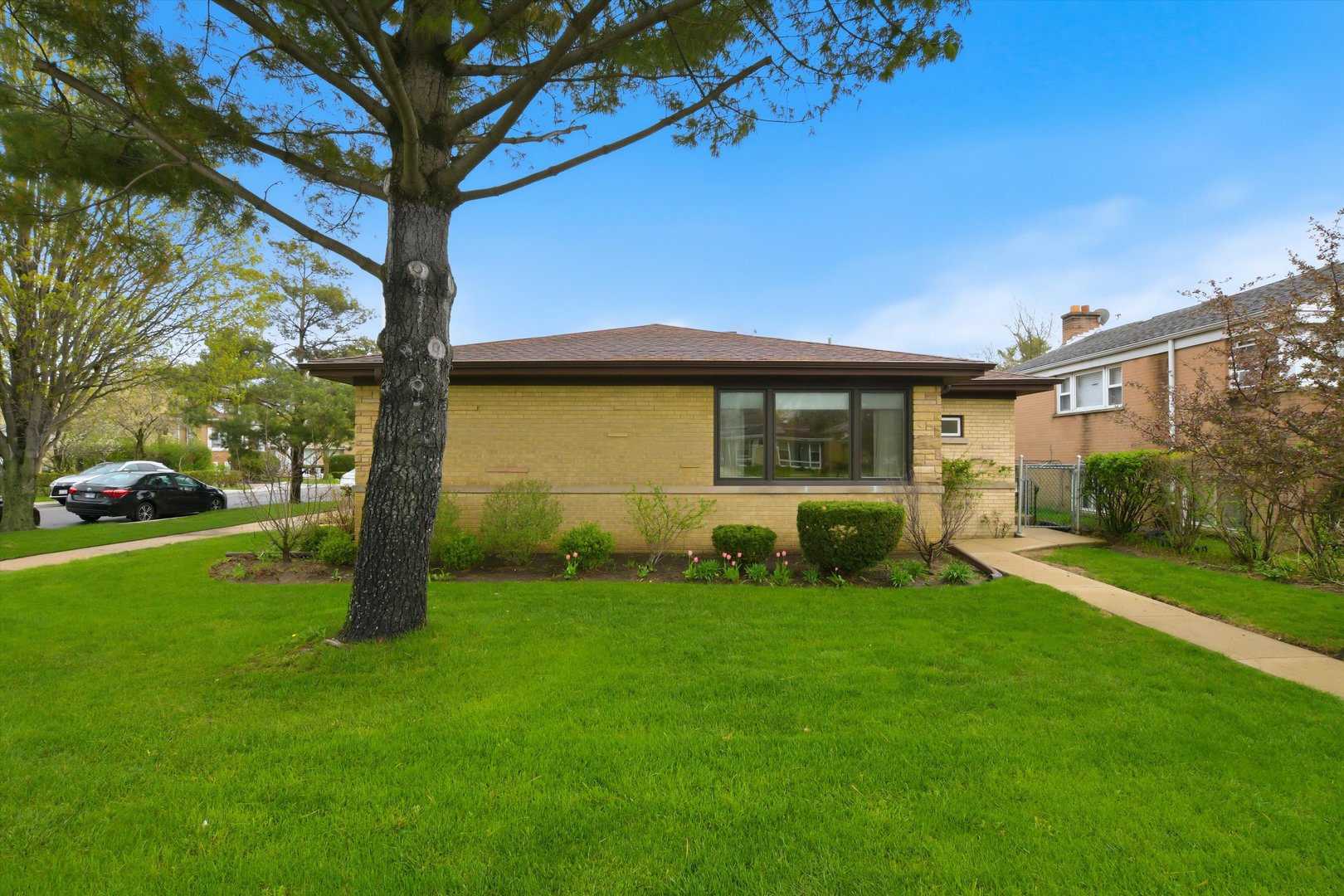 3955 W Greenleaf Avenue