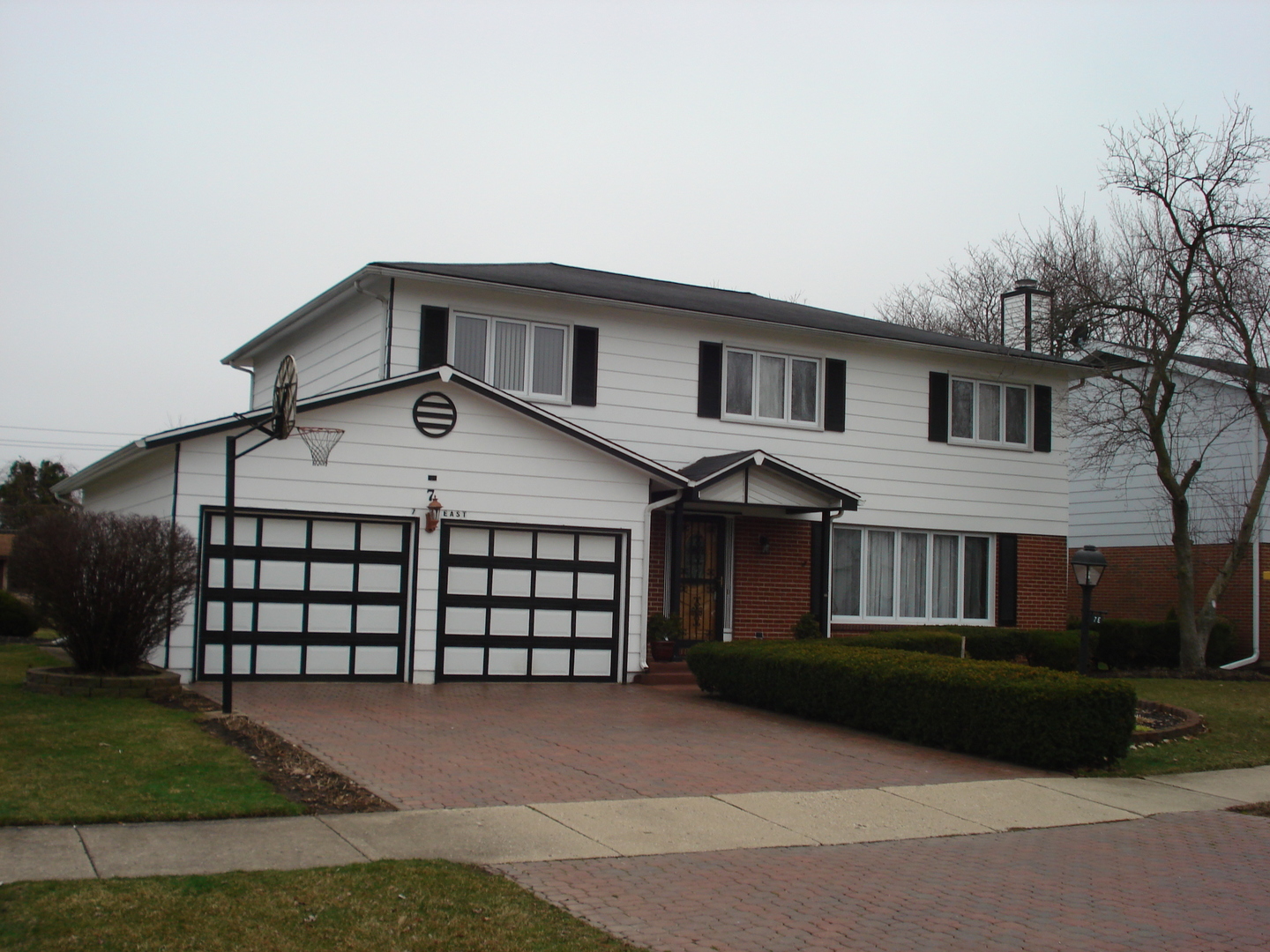 Photo 1 of 34 — 7 E Suffield Drive, Arlington Heights, IL 60004