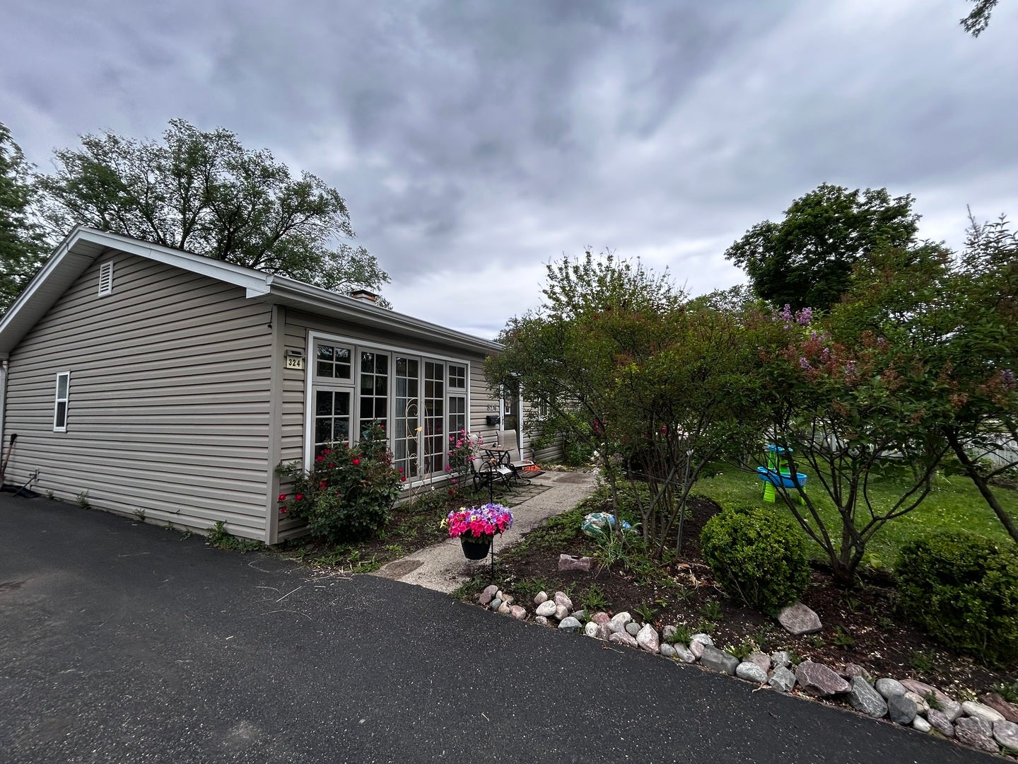 324 N EMERALD Avenue