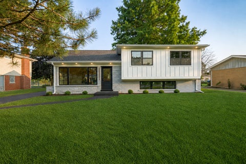 Photo of 1707 W Martin Lane, Mount Prospect, IL 60056 (MLS # 12711583)
