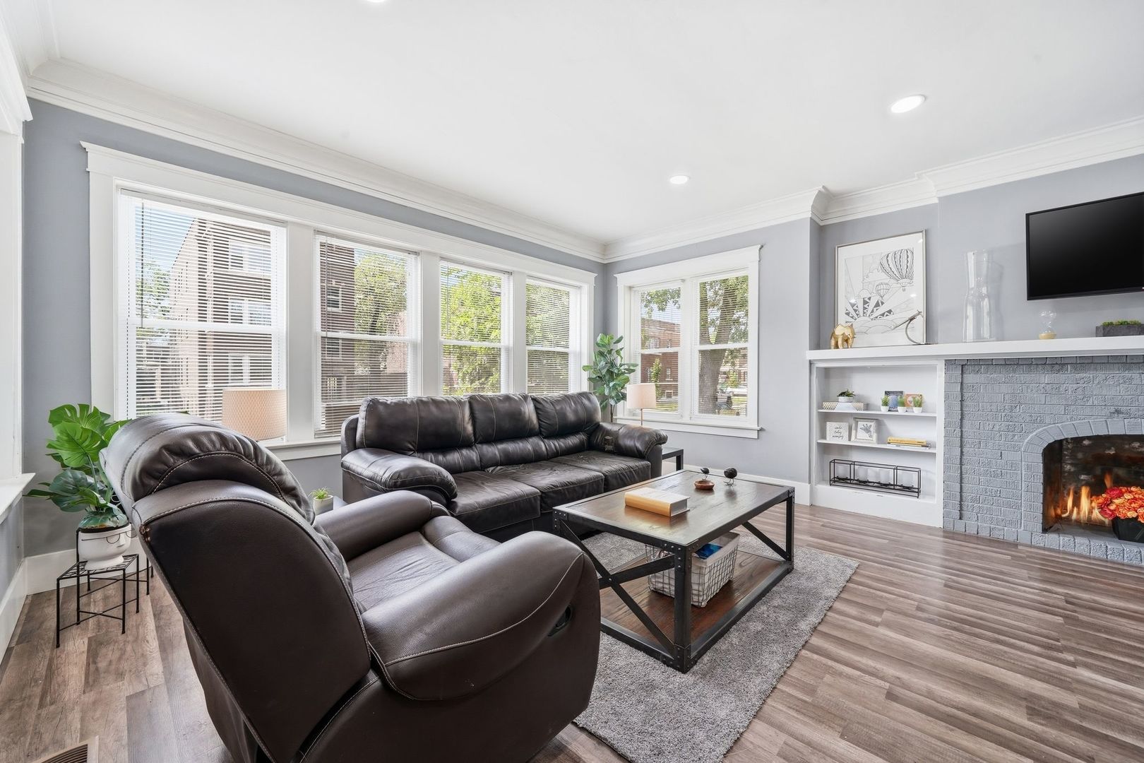 1518 E 73rd Place